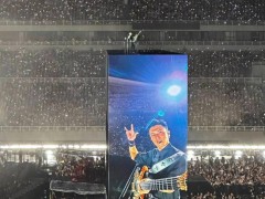 谢霆锋演唱会上对天空说谢谢你，以一身黑衣连唱了超两小时！