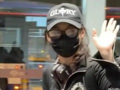 张柏芝一身黑衣现身机场，低调举动获赞！