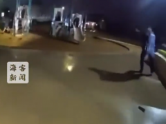 美国一少年“持瓶”被警察击毙 事后发现少年腰间是水瓶