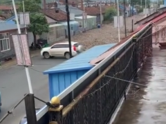 吉林汪清洪流淹没街道：大量菌包涌入