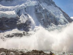 8000米高峰雪崩 10人登山队失联 布洛德峰雪崩致十人失联，救援紧急展开！