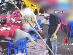 客人把钱扔地上服务员霸气回应 尊严的反击