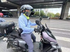 济南外卖“单王”每天跑十几小时 烈日下的坚持