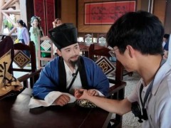 25岁中医准研究生回应在景区当NPC 医术与趣味并存