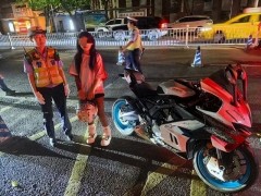 女子骑改装摩托车“炸街”被查 多项违法叠加