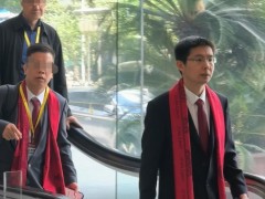 王兴兴披红围巾现身宇树上市仪式，宇树科技上市首日涨超6倍