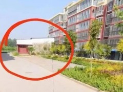 临沂王桥社区爆炸现场多楼受损严重，多栋居民楼外墙剥落/玻璃全碎
