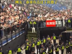 陈小春演唱会退场站箱子里被推走，画风太清奇
