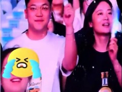 演唱会女生拒绝男友亲吻转头亲闺蜜 当事人：是商量好的整活！（图）