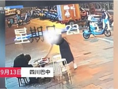 女子趁摆摊大爷熟睡顺走桌上钞票 路人监控下发现并追回