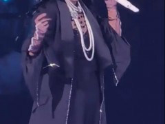 那英哽咽演唱《弯弯的月亮》 引起网友热议！